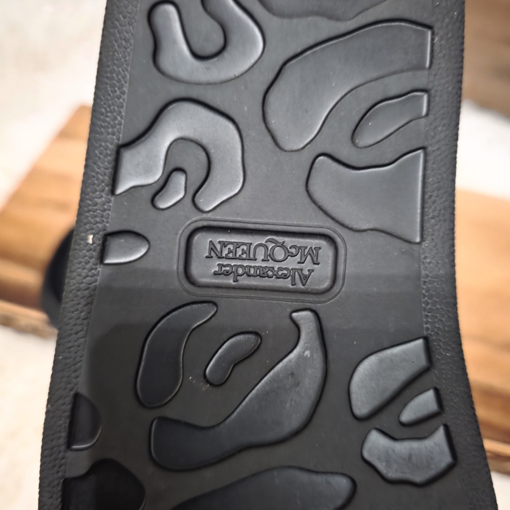 LAST CHANCE Alexander McQueen Embossed Black Sandals - Picture 4 of 6